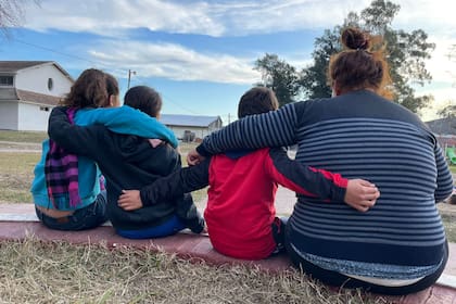 De izquierda a derecha: Lara, Virginia, Augusto y Milagros, unidos en un abrazo de hermanos.