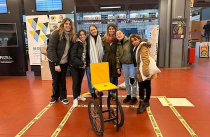 De izquierda a derecha, las estudiantes de FADU que hicieron el experimento: Martina Repossi, Paula Ponce, Micaela Baigún, Virginia Goldschmidt, Micaela Dubini y Paula Díaz