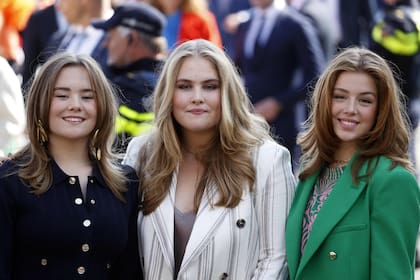 (De izquierda a derecha) Las princesas Ariane, Amalia y Alexia de los Países Bajos asisten a una reunión por el Día del Rey en Maastricht, el 27 de abril de 2022.