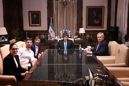 De izquierda a derecha, Leah Soibel, directora de Fuente Latina, Ariel y David Cunio, el presidente Javier Milei, y el canciller Pablo Quirno