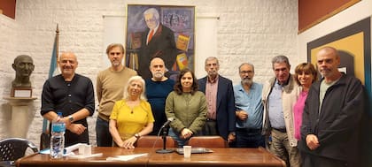 De izquierda a derecha, los académicos Guillermo Elías, Santiago Kalinowski, María Azucena Colatarci, Oscar Conde, Andrea Bohrn, Daniel Antoniotti, Adrián Muoyo, Jorge Dimov, María Dulce Dalbosco y Adrián Placenti; detrás, un retrato de José Gobello
