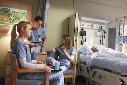 De izquierda a derecha: los actores Katherine Heigl, T. R. Knight, Ellen Pompeo y Jack Axelrod en Grey's Anatomy