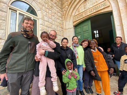 De izquierda a derecha: los argentinos Marcos Cabezas, el padre Luis Montes, Diana Noguera (colombiana), Diana Ayala y Azul Linares Luque, junto a miembros del hogar de refugio (Fotografía: Elisabetta Piqué)