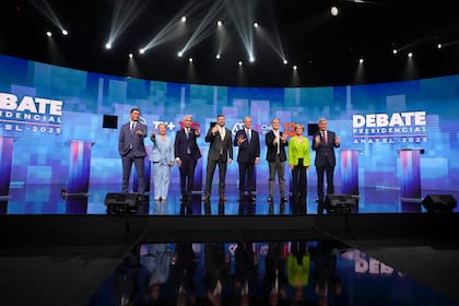 De izquierda a derecha, los candidatos presidenciales Franco Parisi del Partido del Pueblo; Jeannette Jara de la coalición Unidad por Chile; Marco Enriquez-Ominami del Partido Progresista; Johannes Kaiser del Partido Libertario Nacional; José Antonio Kast del Partido Republicano; Eduardo Artes del Partido Acción Proletaria; Evelyn Matthei de la coalición Chile Vamos y el independiente Harold Mayne-Nicholls gesticulan antes de un debate previo a las elecciones generales, en Santiago de Chile, el lunes 10 de noviembre de 2025 (Foto AP/Esteban Félix)