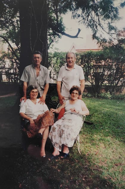 De izquierda a derecha. Los cuatro hermanos: Roberto, Adolfo, Amalia y Delia Benvenutti en el jardín de la casa en San Carlos Centro en 1998.