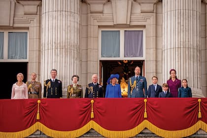 De izquierda a derecha: los duques de Edimburgo, Sophie y Eduardo, Sir Tim Laurence, la princesa Ana, los reyes Carlos III y Camilla, el príncipe William, sus hijos, George y Louis, su mujer, Kate, y su hija, la princesa Charlotte.