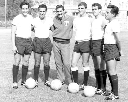 De izquierda a derecha, los jugadores: Jesús del Muro, Pedro Nájera, Antonio Carbajal, Raúl Cardenas, Guillermo Sepulveda y José Villegas (parte de la Seleccion Mexicana para el Mundial de Chile 1962)