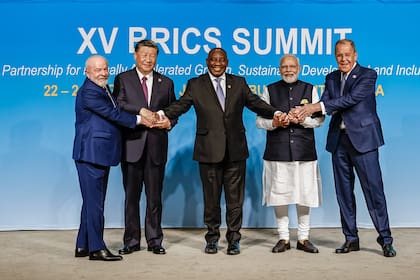 De izquierda a derecha: los presidentes Lula da Silva, Xi Jinping, Cyril Ramaphosa, Narendra Modi y el canciller Sergei Lavrov en nombre de Vladimir Putin