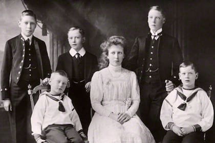De izquierda a derecha, los príncipes Alberto (futuro George VI), Juan, Enrique, María, David (futuro Eduardo VIII) y Jorge