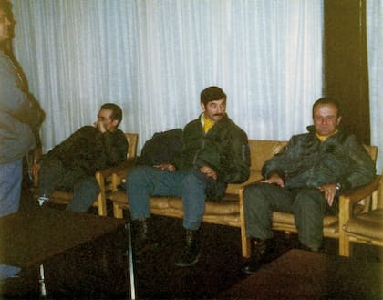 De izquierda a derecha: los tenientes Carlos Rinke, Vicente Luis Autiero y el primer teniente Fausto Gavazzi en el Hotel Santa Cruz de Río Gallegos. (Gentileza Vicente Autiero).