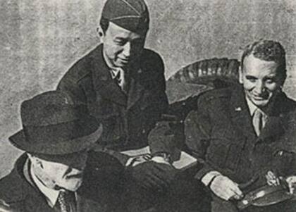 De izquierda a derecha: Ludwig Prandtl (científico alemán), Quian (con gorra de coronel del ejército de EE.UU.) y Theodore von Kármán. Prandtl fue uno de los nazis que EE.UU. se llevó