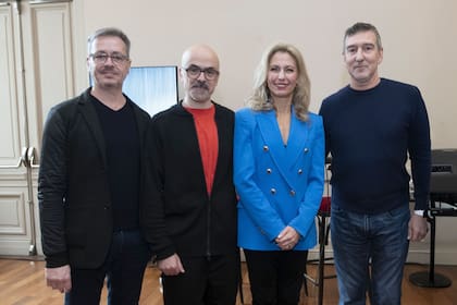 De izquierda a derecha, Luis Ortigoza, Goyo Montero, África Guzmán y Julio Bocca, en la presentación del Programa mixto de ballet que estrena el Colón este jueves