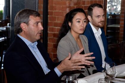 De izquierda a derecha, Manuel García Laredo, director de Latinoamérica de Satelligence; Amy Ching, directora de producto y Nanne Tolsma, director comercial de la firma