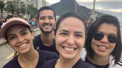 De izquierda a derecha, Marcella Miranda, Ridelson Miranda y Sheila Teixeira, amigas de Lísia Daniella que corrieron con ella la media maratón