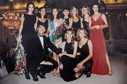De izquierda a derecha, María Inés Rivero, Karen Lee, representante de la agencia Elite de Nueva York, Tamara Henriksen, Raquel Gorospe, Dolores Barreiro, Natalia Forchino y Catalina Rautenberg. Adelante, con Dotto, Bárbara Durand y Roxana Zarecki. Fue para la gala final del scouting nacional que organizaba el manager para descubrir nuevos talentos