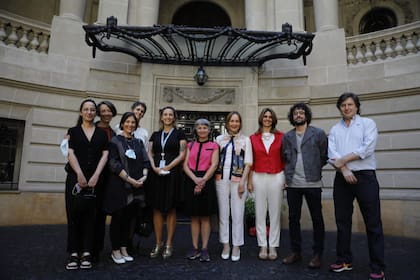 De izquierda a derecha: Mariana Telleria, Valeria González, Matilde Marín, Analía Solomonoff, Paula Vázquez, Mónica Heller, Teresa Anchorena, Virginia Agote, Alejo Ponce de Léon y Andrés Duprat