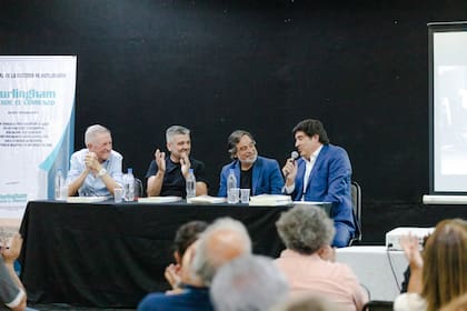 De izquierda a derecha: Mario Oporto, Juan Zabaleta, Rody Rodríguez y Alejandro Slokar, durante la presentación de "Hurlingham desde el comienzo"