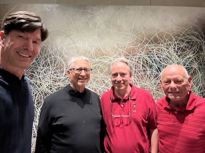 De izquierda a derecha: Mark Russinovich, CTO de LinkedIn; Bill Gates, fundador de Microsoft; Linus Torvalds, creador de Linux; y Dave Cutler, el líder de desarrollo de Windows NT