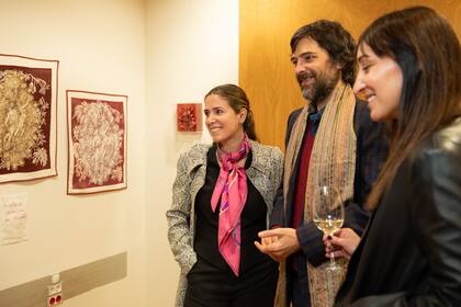 De izquierda a derecha: Martina Brocca, Andrés de Ganay y Victoria Stacco, la mujer del artista Lucas Pertile.