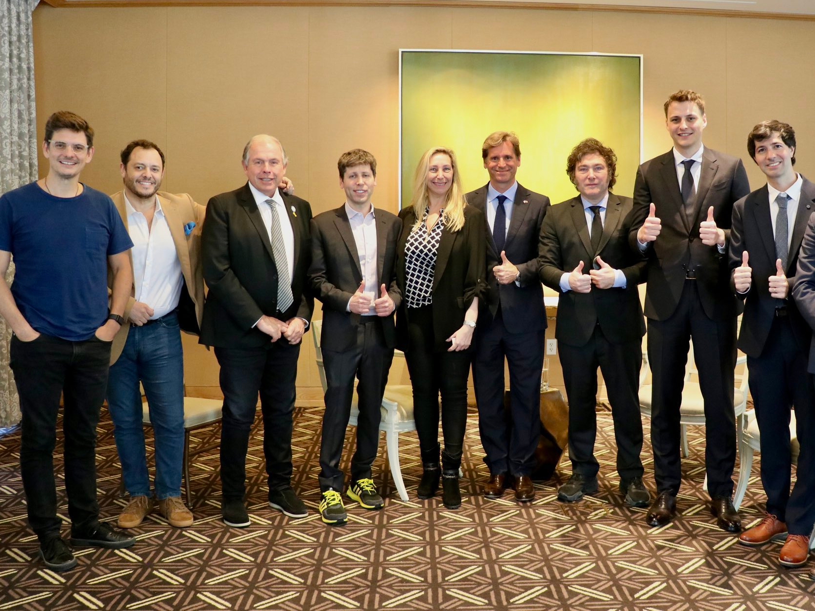 De izquierda a derecha: Mat Travizano, un inversor argentino relacionado con la tecnología; Demian Reidel, jefe de asesores del Presidente; el embajador argentino en EE. UU., Gerardo Werthein; Sam Altman, CEO de OpenAI; Karina Milei; Trevor Traina, exdiplomático y hoy parte de Worldcoin; Javier Milei; Alex Blania, el CEO de Tools for Humanity (Worldcoin); Martín Mazza, un ejecutivo de Worldcoin para América Latina