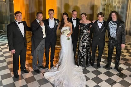 De izquierda a derecha, Matthew Born (estudia en Oxford, Inglaterra), Mike Reynal, Zach Grenenger, Sofía Reynal, Pablo Born, Michaela Harriet (con un vestido off shoulder en negro y blanco diseñado por Rickie Freeman para la marca Teri Jon), Nicolás Born (pupilo del Gordonstoun School, en Escocia, el colegio donde estudió el rey Carlos III) y Miguel Reynal hijo (que viajó desde Nueva York, donde es guitarrista de la banda de rock The Straddlerz).