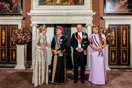 De izquierda a derecha, Máxima, el sultán de Omán, Guillermo Alejandro y la princesa Amalia, en el Palacio Real.
