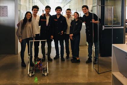 De izquierda a derecha, Micaela Unamuno (gerente de Operaciones de Educabot), Marcos Giovanelli, Emanuel Albornoz, Mauricio Garavani, Nicolás Bassin, Delfina Mosqueira y Emanuel Moroni (mentor)