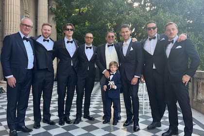De izquierda a derecha, Michael Grenenger (padre de Zach), Jack Crawley (amigo), Sebastian Grenenger (hermano menor y padrino), Adam Dive (amigo), Mike Reynal, Zach, Harry O’Connor (primo) y Charlie Cripps (amigo). Adelante, Alexis Reynal.