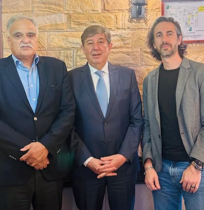 De izquierda a derecha: Miembros de FITA: Edgardo Tertzakián (secretario), Luis Tendlarz (presidente) y Javier Chornik (vice)