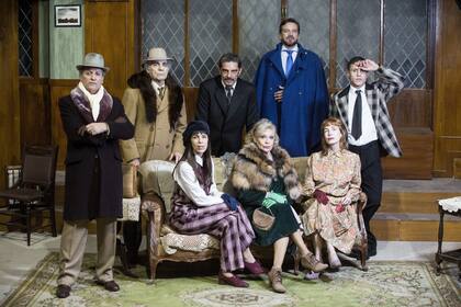 De izquierda a derecha: Miglioranza, Arana, Mazzei, Pfnening, Quiroz; y las damas del sillón, Bassi, Fugazot y Carrá, el elenco local de La ratonera