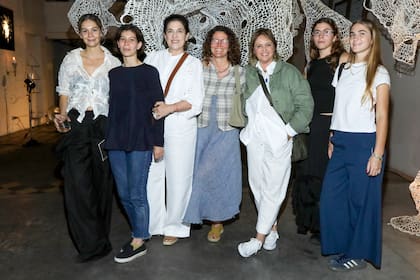 De izquierda a derecha: Milagros, Azul Pereda, Ximena de Elizalde, Matilde Pereda Born (tía de Milagros), Ioana Menéndez y Violeta y Antonia Casabal