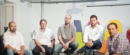 De izquierda a derecha, Nacho Prado, Juan Schwindt, Juan Melano, Andrés Saborido de Wayra Argentina y Diego Jolodenco durante el anuncio de la venta de ComentaTV a la empresa estadounidense Wayin