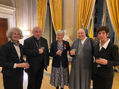 De izquierda a derecha: Nathalie Becquart, subsecretaria del Sínodo de Obispos, el cardenal Jean-Marc Aveline, María Lía Zervino, Yvonne Reungoat y la embajadora de Francia ante la Santa Sede, Florence Mangin (Foto de Elisabetta Piqué)