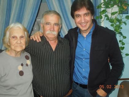 De izquierda a derecha: Nelly (que vivió hasta los 87), Sergio y Dante Gebel. Fue gracias a Sergio que en 1975 toda la familia se acercó a Dios