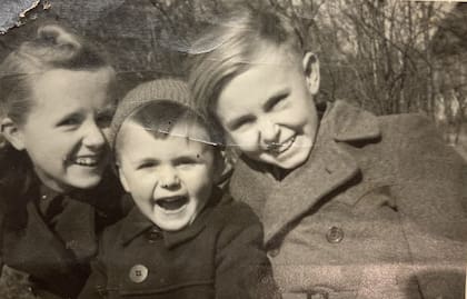 De izquierda a derecha, Nora, y sus dos hermanos Bernd y Klaus, en 1944