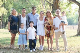 De izquierda a derecha: Norma Süller –mamá del novio–, Sebastián, Nicolás Repetto, Juana, Reina Reech, Eddie Graviotto –padre del novio– con Belisario en brazos. Abajo, la hija de Sebastián junto a Toribio.