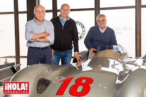 De izquierda a derecha: Oscar, Rubén y Juan Carlos Fangio posan en el museo junto a una réplica de la legendaria “Flecha de Plata”, el Mercedes-Benz W196 con el que corrió su padre en 1954 y 1955.