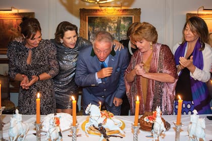 De izquierda a derecha: Paula Galante, Sara Flemming, Valeria Martelli y Fernanda Martínez Castro rodean a Devorik, mientras sopla las velitas de su torta favorita: dulce de leche, chocolate y frutillas, creación de Claire Patisserie. También hubo Pavlovas y tortas de merengue con durazno.