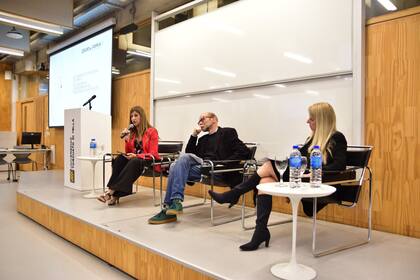 De izquierda a derecha, Paula Moreno (presidenta de Fopea), Luis Jaime Cisneros (presidente de Ipys) y Gail Scriven (Prosecretaria general de redacción de LA NACION)
