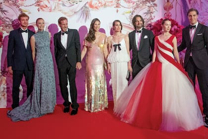 De izquierda a derecha: Pierre Casiraghi y Beatrice Borromeo,  Andrea Casiraghi junto a Tatiana Santo Domingo, Charlotte Casiraghi con Dimitri Rassan y Alexandra de Hannover con Ben-Sylvester Strautmann, que se sumó al posado familiar por primera vez.
