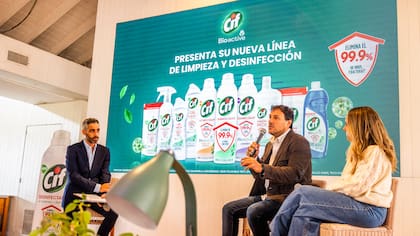 De izquierda a derecha: Pollo Álvarez, quien condujo el evento lanzamiento, junto a Nicolás Zumino y Natalia Giraud, representantes de Unilever y Cif.