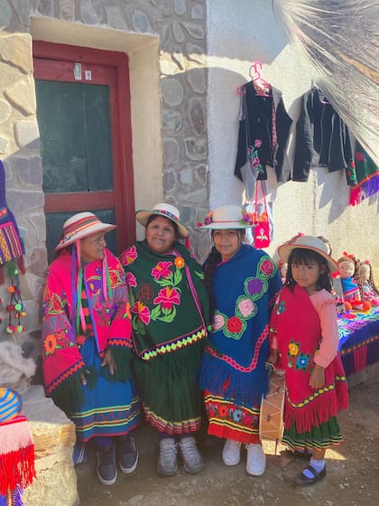 De Izquierda a derecha, Primitiva, su hija Mirta Colque y sus dos nietas en el puesto de artesanías Flor de Soldaque.