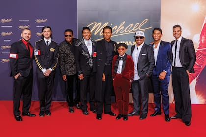 De izquierda a derecha, Prince y Bigi, los hijos de Michael Jackson, Jackie y Jermaine
Jackson (hermanos de Michael), Jaafar Jackson, Juliano Valdi (que hace del cantante
en su infancia), Marlon Jackson (otro de los hermanos), Jermajesty Jackson (sobrino)
y Randy Jackson Jr.(el más joven de los varones de la familia)