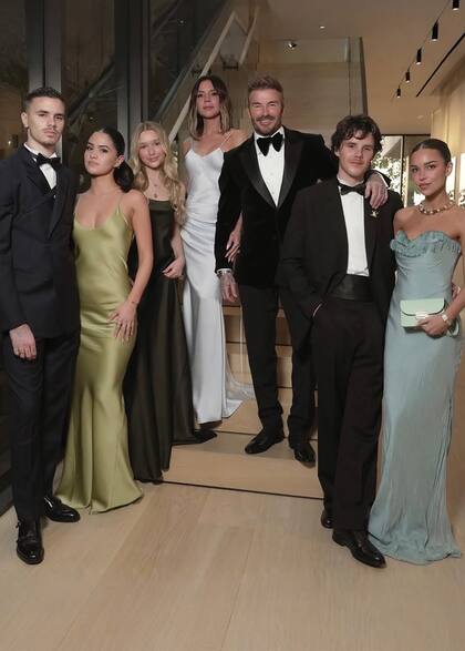 De izquierda a derecha: Romeo con su novia, Kim Turnbull, Harper, Victoria, David y Cruz con su
novia, Jackie Apostel. Ausentes con aviso: Brooklyn, el hijo mayor de los anfitriones, y su mujer, la
actriz Nicola Peltz.