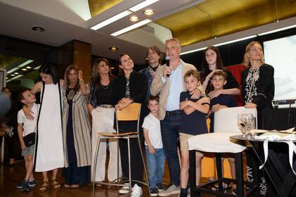 De izquierda a derecha: Rómulo Segura Bordeu, Elena Bordeu, Carmen "Beba" Bordeu, Ivonne Bordeu, Agustina Macri, Juan Cruz Bordeu, Astor De Andreis, Fernando De Andreis, Felix De Andreis, Jesús Bordeu que abraza a Toribio segura Bordeu y Patricia Bordeu.