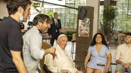 De izquierda a derecha: Sánchez, Évole, el Papa Francisco y dos de los participantes