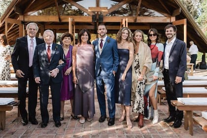 De izquierda a derecha: Santiago Carregal (padre), Mario Carregal, Angélica Amelia Speicher, Alejandra Gonzalez Presedo, Felipe Insua, Solana Carregal, Clara Carregal, Delfina Carregal, Santiago Carregal