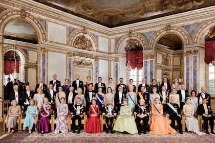 De izquierda a derecha, sentados: la princesa Beatriz de Holanda, la reina Sofía de España, la reina Margarita II de Dinamarca, la reina Mary y el rey Federico X de Dinamarca, la reina Silvia y el rey Carlos XVI Gustavo de Suecia, la reina Sonia y el rey Harald V de Noruega, la reina Matilde y el rey Felipe de Bélgica, la reina Suthida y el rey Rama X de Tailandia. De izquierda a derecha, parados: el duque Francisco de Baviera, el primer caballero Björn Skúlason de Islandia, la presidenta Halla Tómasdóttir de Islandia, el presidente Alexander Stubb de Finlandia y la primera dama Suzanne Innes-Stubb, Tord Gösta Magnuson y la princesa Cristina de Suecia, el príncipe heredero Haakon Magnus, la princesa Victoria de Suecia, la princesa Estelle de Suecia, Daniel de Suecia, la princesa Benedicta de Dinamarca, Guillermo V y Stephanie de Luxemburgo, El gran duque Enrique de Luxemburgo, la princesa Margarita y el príncipe Radu de Rumania, la princesa Katherine Batis y el príncipe Alejandro de Yugoslavia. De izquierda a derecha, detrás: Thomas Greinwald, marido del duque Francisco de Baviera, príncipe Hubertus de Sajonia-Coburgo y Gotha y la princesa Kelly de Sajonia-Coburgo-Gotha, Josef Wenzel y Sophie de Liechtenstein, Chris O’Neill y Magdalena de Suecia, Carlos Felipe y la princesa Sofía de Suecia, el príncipe Leopoldo de Baviera, la princesa Ursula von Bayern, el príncipe Felipe Karadjordjevic y la princesa Danica de Serbia