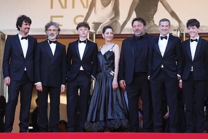 De izquierda a derecha: Simon Jacquet, Leonardo Sbaraglia, Marcel Canet, Marion Cotillard, Denis Ménochet, Guillaume Canet y Hugo Trophardy en el estreno de Karma en la 79° edición del Festival de Cannes
