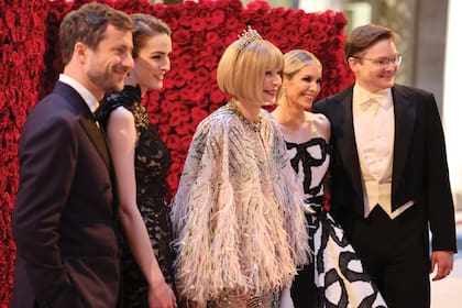 De izquierda a derecha, su yerno Francesco Carrozzini, su hija Bee, su nuera Elizabeth y su hijo Charlie Shaffer, en la Gala del Met 2022.